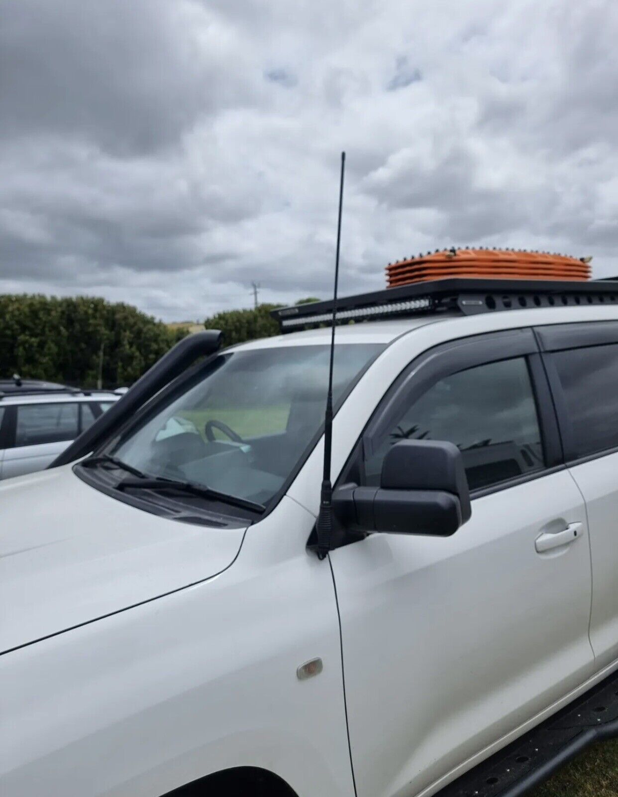 DRIVERS ANTENNA BRACKET TO SUIT 200 SERIES LANDCRUISER